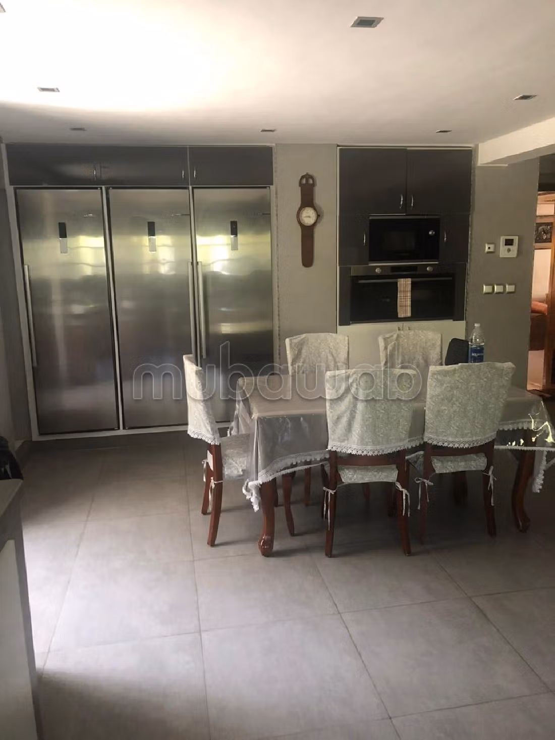 High quality villa for sale in Anfa Supérieur. Total area 898 m². Moroccan living room and satellite dish. 