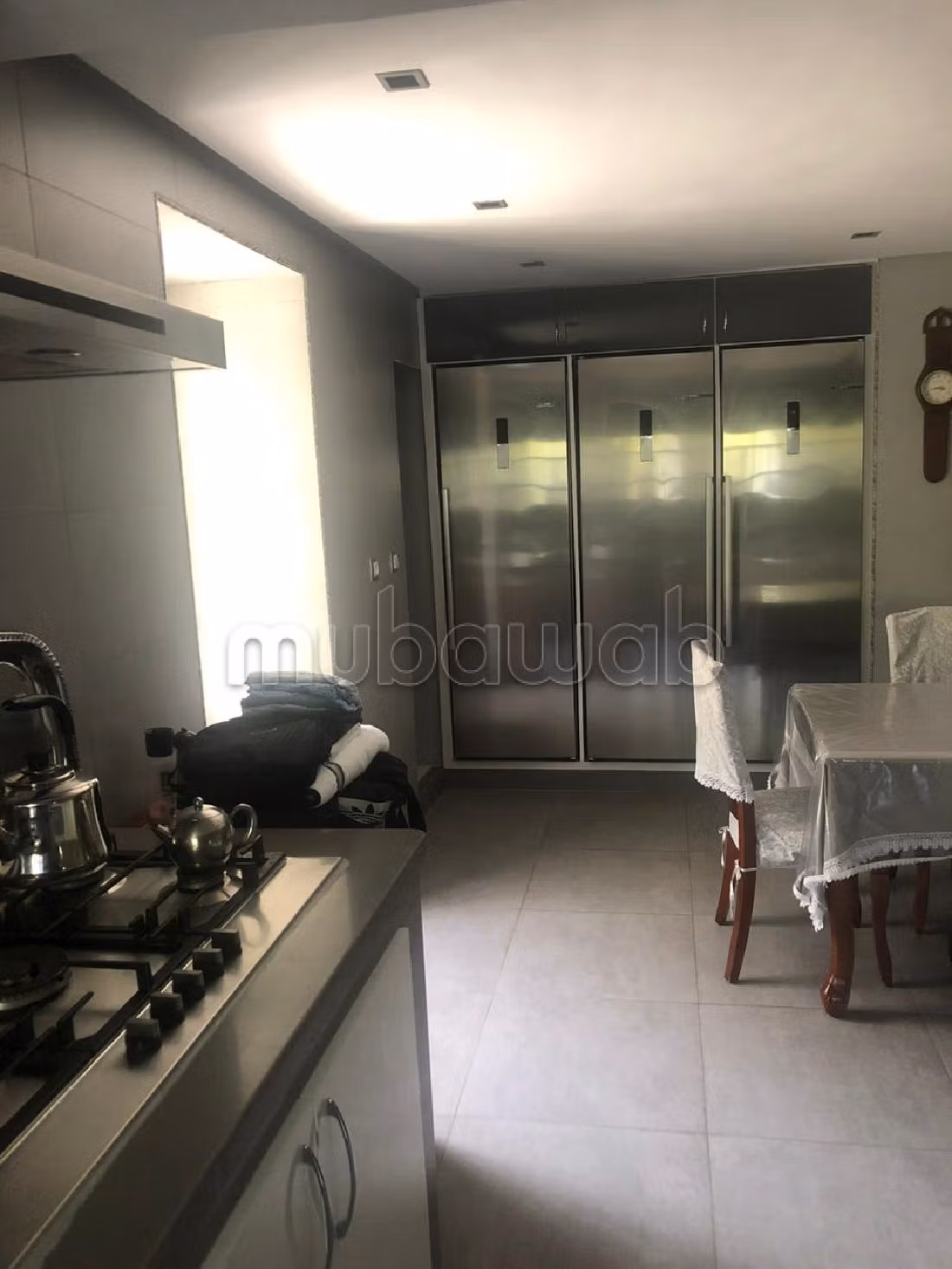 High quality villa for sale in Anfa Supérieur. Total area 898 m². Moroccan living room and satellite dish. 