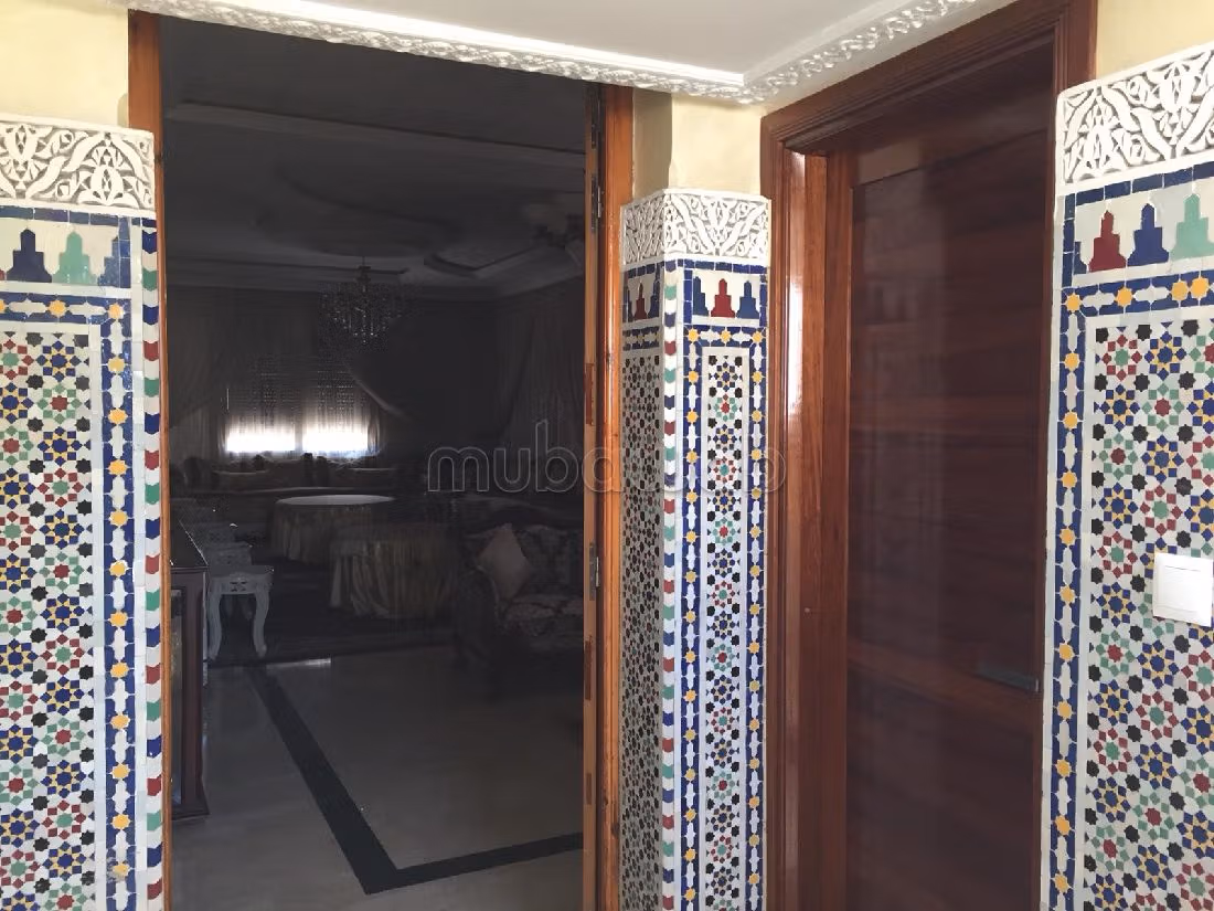 High quality villa for sale in Anfa Supérieur. Total area 898 m². Moroccan living room and satellite dish. 