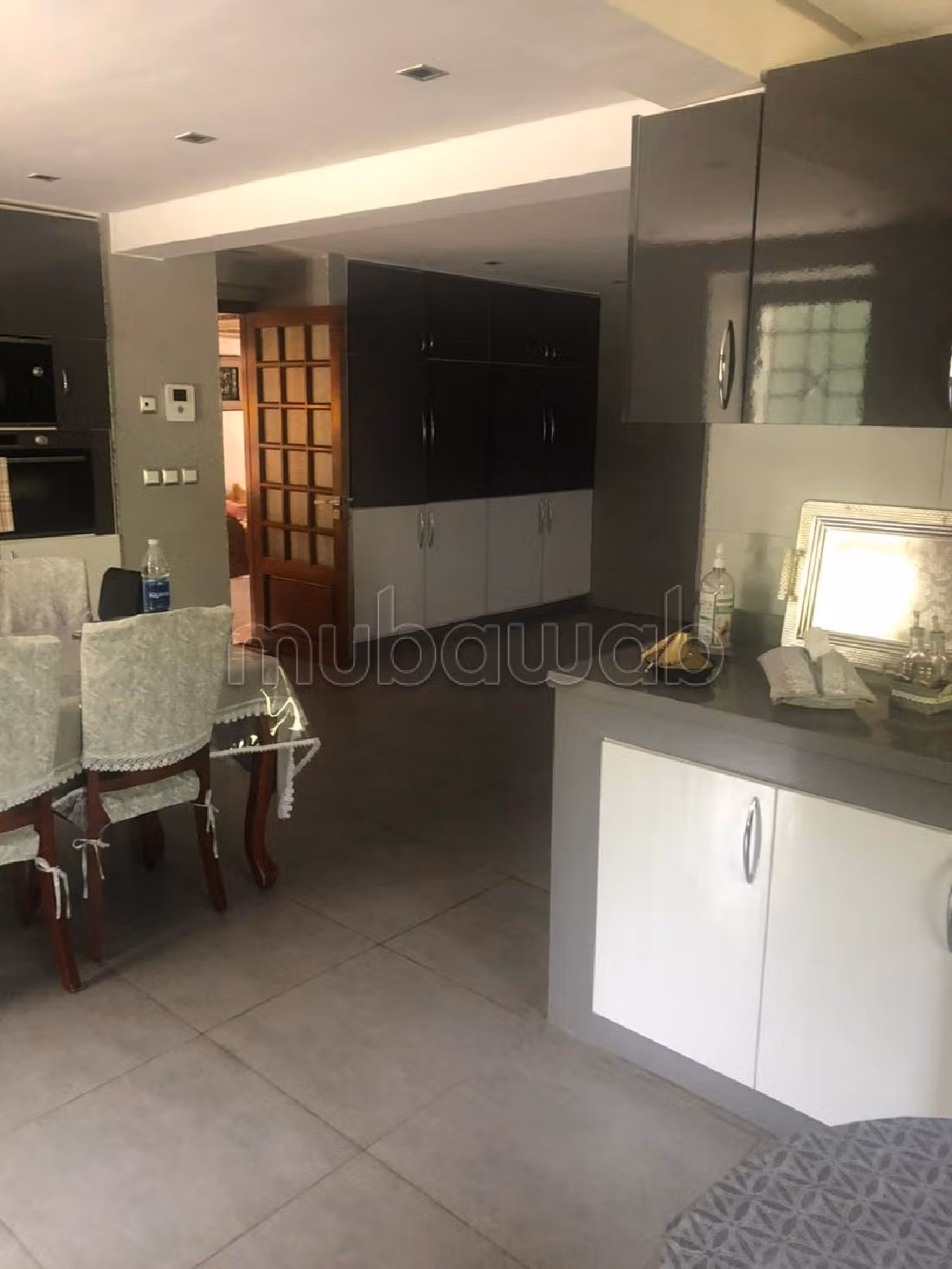 High quality villa for sale in Anfa Supérieur. Total area 898 m². Moroccan living room and satellite dish. 