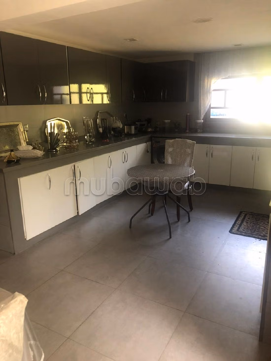 High quality villa for sale in Anfa Supérieur. Total area 898 m². Moroccan living room and satellite dish. 