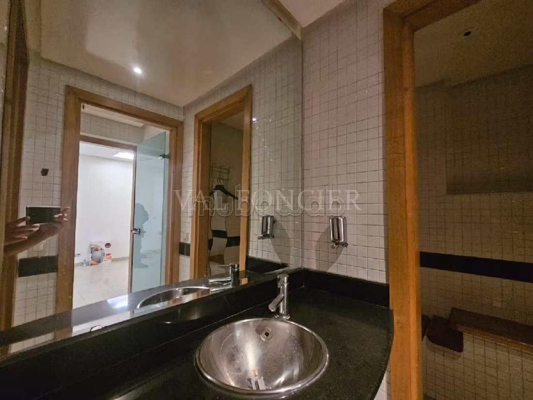 Offices for rent in Racine. Surface area 100 m². Free WiFi