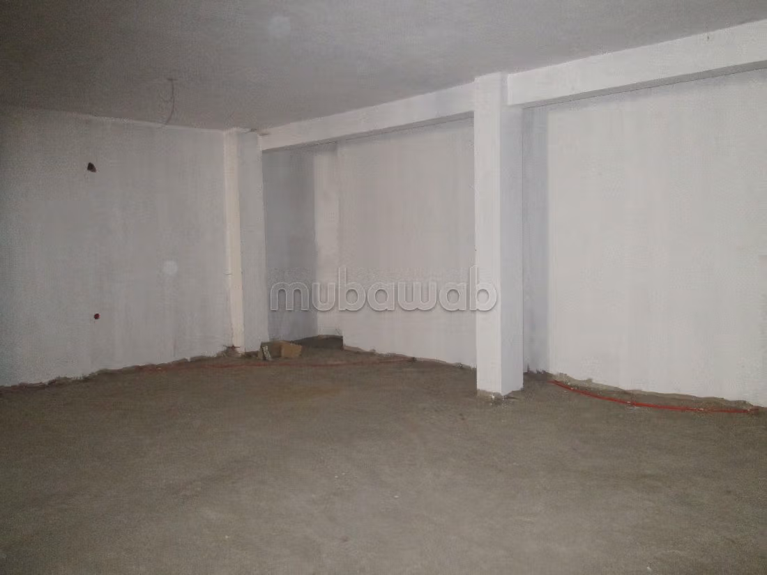 مكاتب ومحلات للكراء ب حي البطحاء. المساحة الإجمالية 340 م²