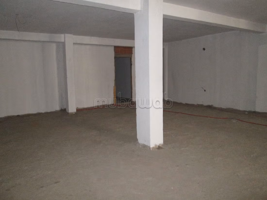 مكاتب ومحلات للكراء ب حي البطحاء. المساحة الإجمالية 340 م²