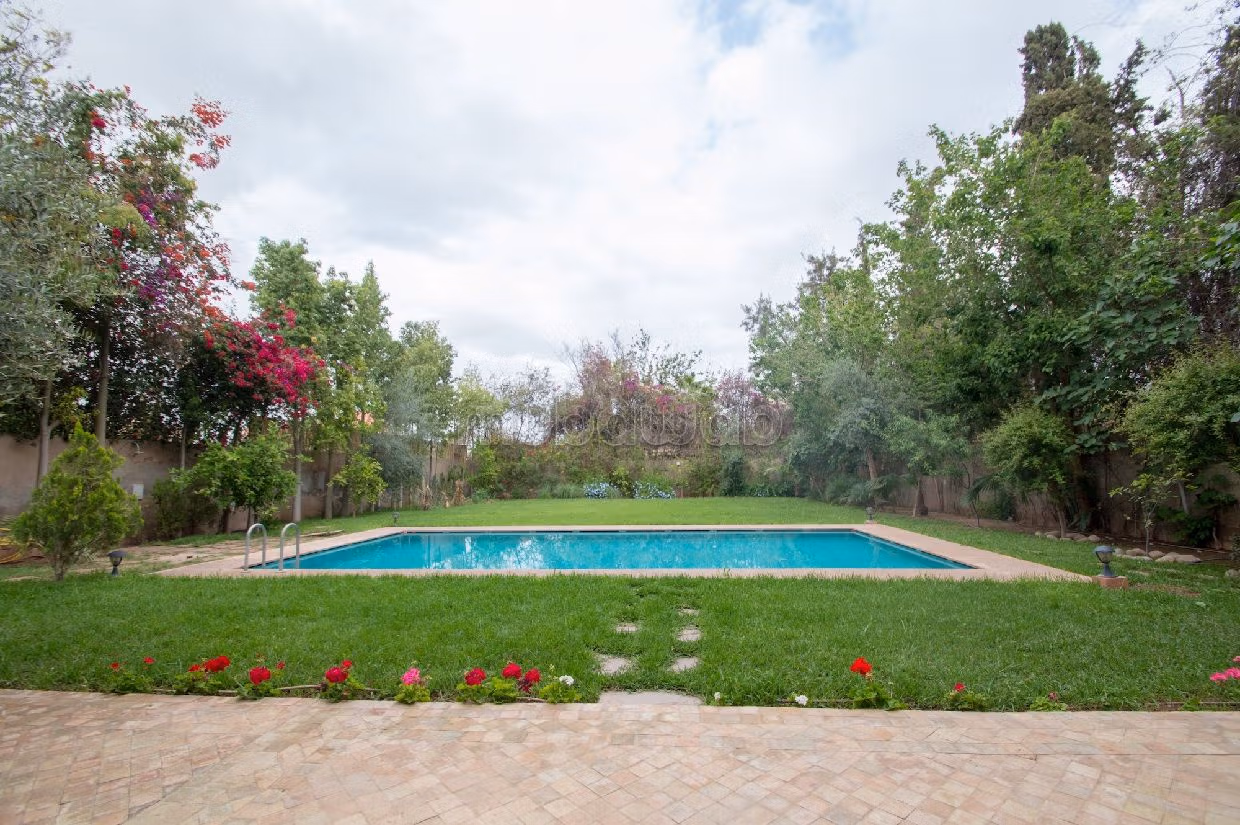 Te koop: villa's en luxe woningen in Michouar. 9 Ruimtes. Met zwembad en airconditioning. 