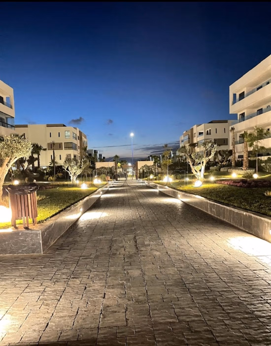 بيع شقة بدار بوعزة. المساحة الإجمالية 131 م². شرفة وحديقة. 