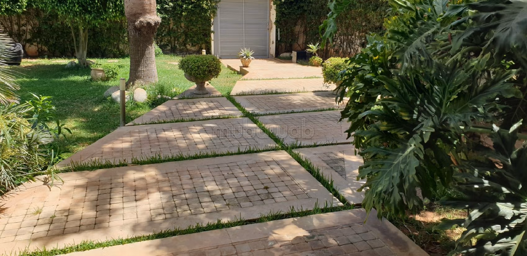 فيلات و منازل فاخرة للكراء بعين الذياب. 4 غرف. مكيف للهواء وحوض للسباحة