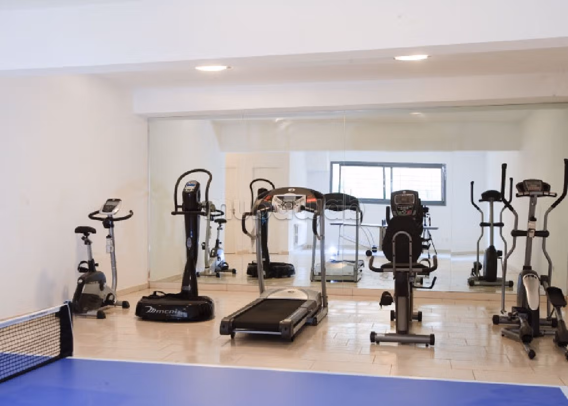 Lujosa villa en alquiler en Ain Diab. 6 dormitorios. Chimenea funcional, piscina grande