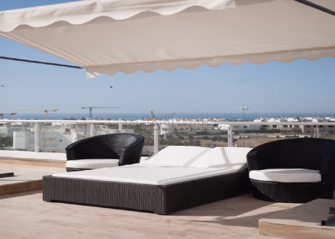 Lujosa villa en alquiler en Ain Diab. 6 dormitorios. Chimenea funcional, piscina grande