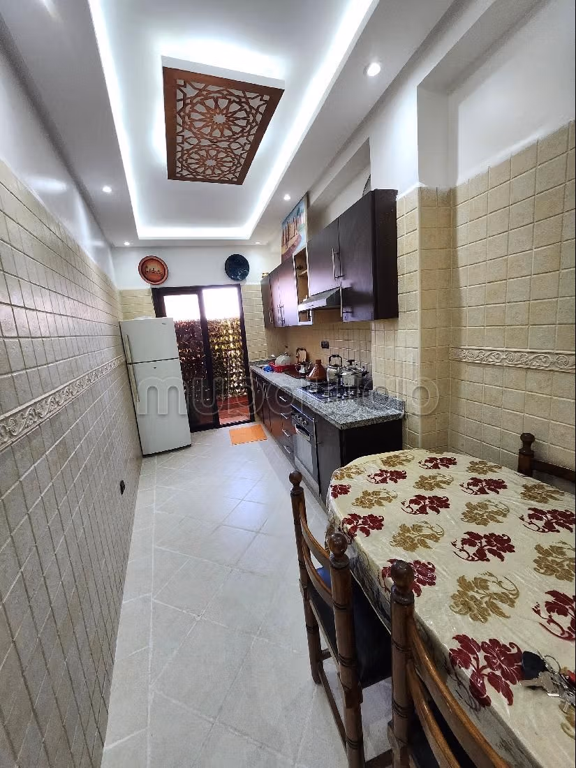 In de verhuur: appartementen in Guéliz. Totale oppervlakte 80 m². Traditionele, Marokkaanse woonkamer en satellietschotel