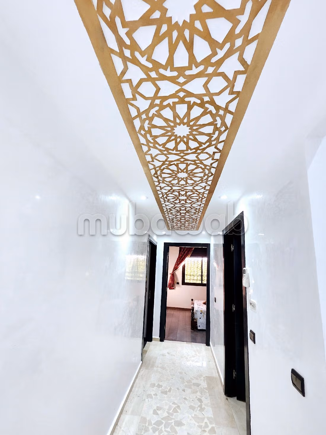 In de verhuur: appartementen in Guéliz. Totale oppervlakte 80 m². Traditionele, Marokkaanse woonkamer en satellietschotel