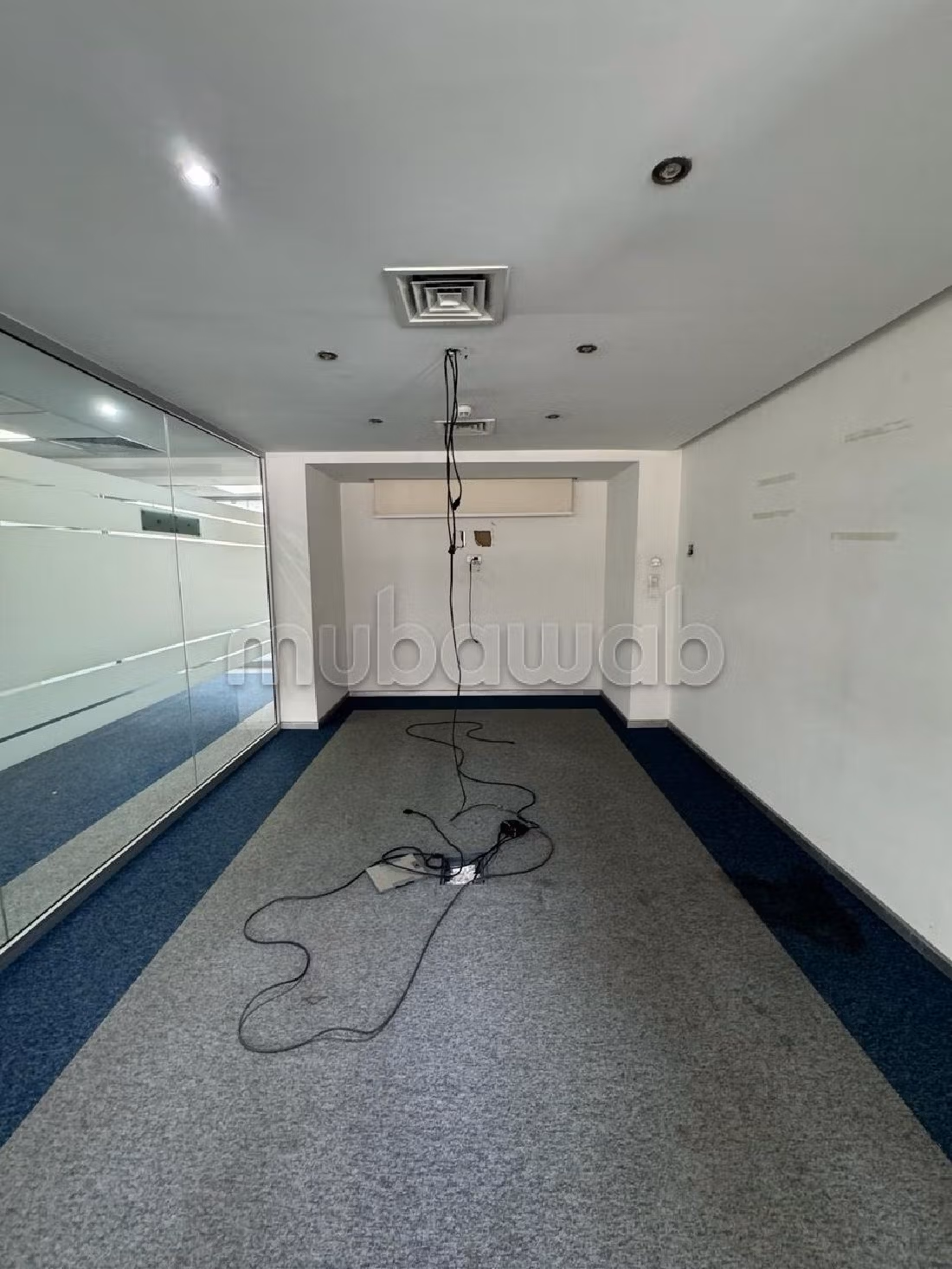Te huur: kantoorruimte in Les Hôpitaux. Totale oppervlakte 300 m². Conciërge en airconditioning. 