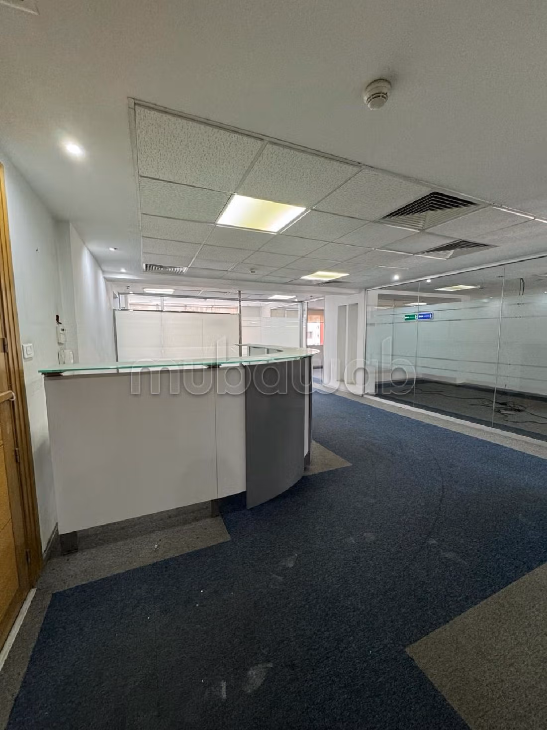 Te huur: kantoorruimte in Les Hôpitaux. Totale oppervlakte 300 m². Conciërge en airconditioning. 