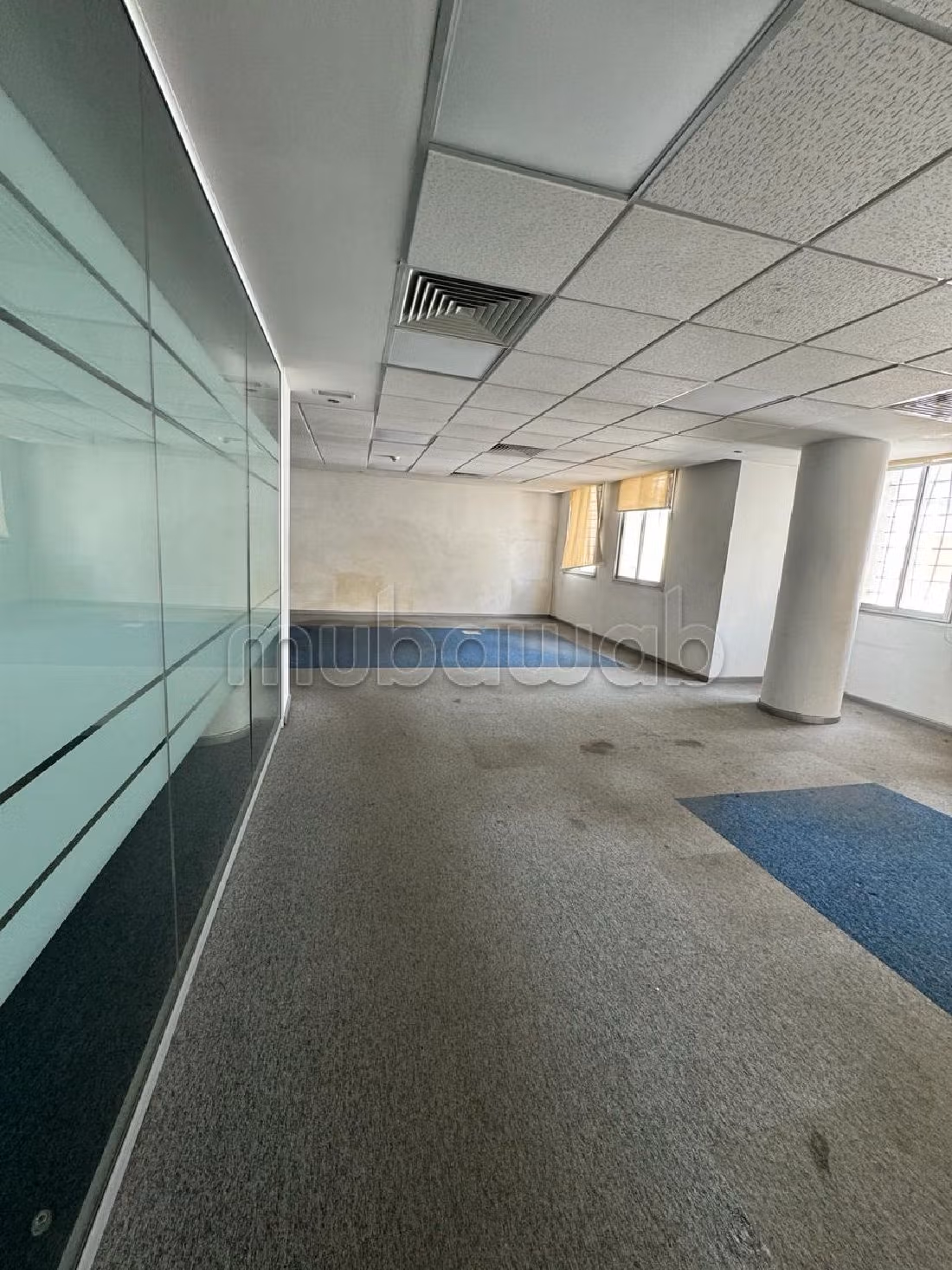 Te huur: kantoorruimte in Les Hôpitaux. Totale oppervlakte 300 m². Conciërge en airconditioning. 