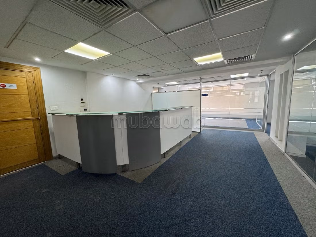 Te huur: kantoorruimte in Les Hôpitaux. Totale oppervlakte 300 m². Conciërge en airconditioning. 