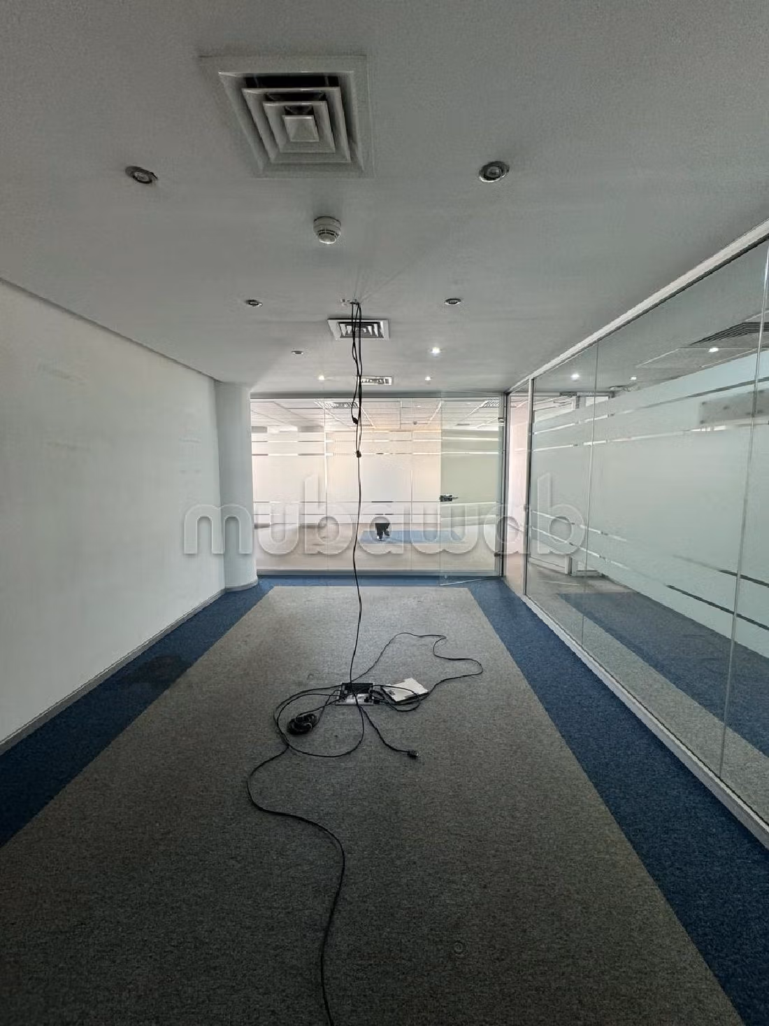 Te huur: kantoorruimte in Les Hôpitaux. Totale oppervlakte 300 m². Conciërge en airconditioning. 