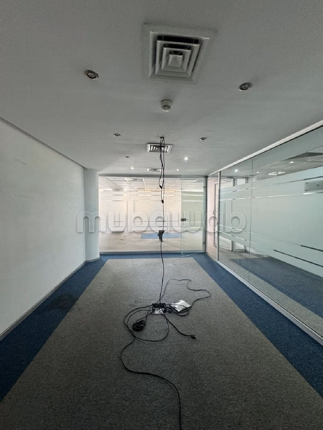 Te huur: kantoorruimte in Les Hôpitaux. Totale oppervlakte 300 m². Conciërge en airconditioning. 