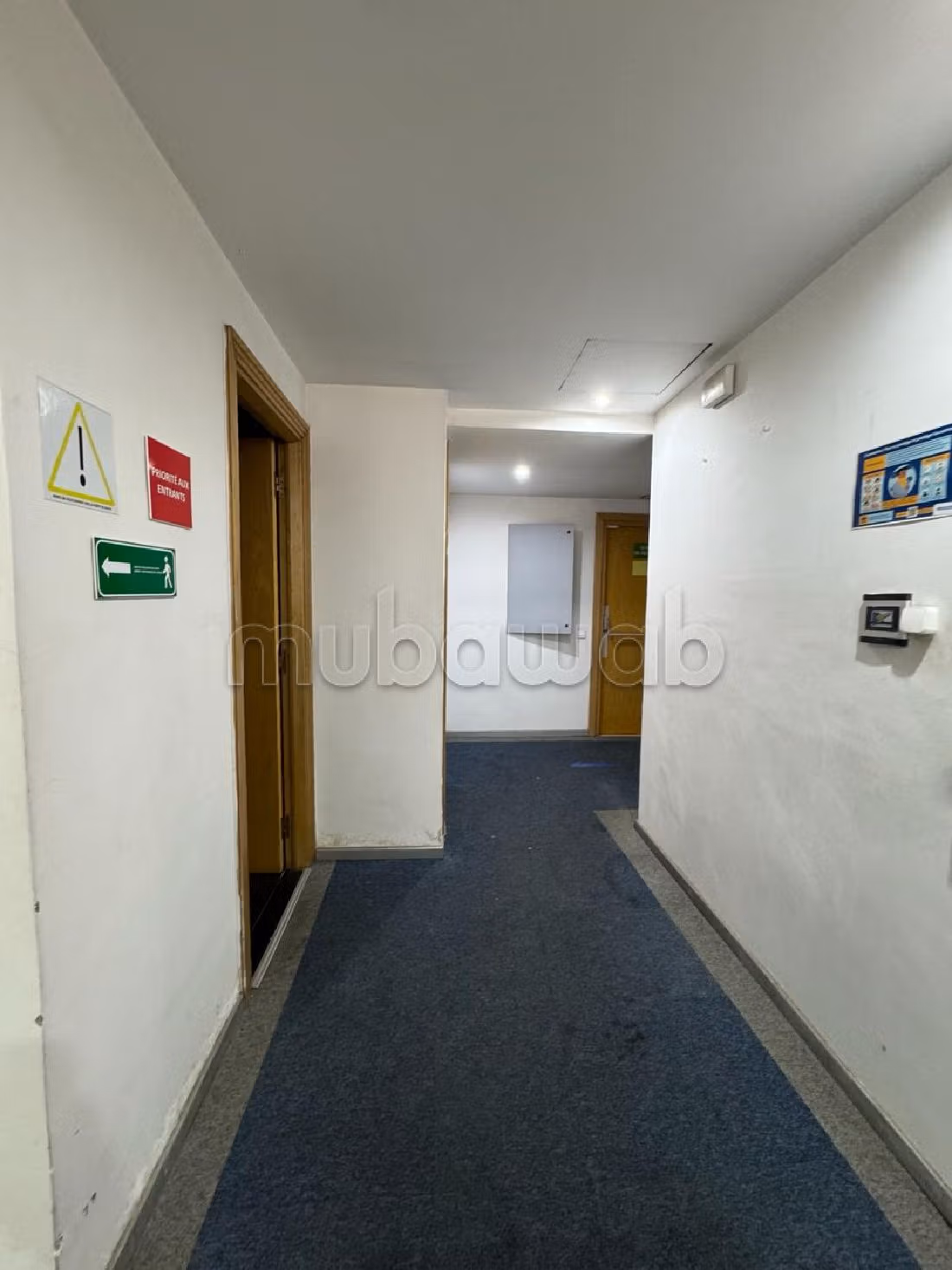 Te huur: kantoorruimte in Les Hôpitaux. Totale oppervlakte 300 m². Conciërge en airconditioning. 