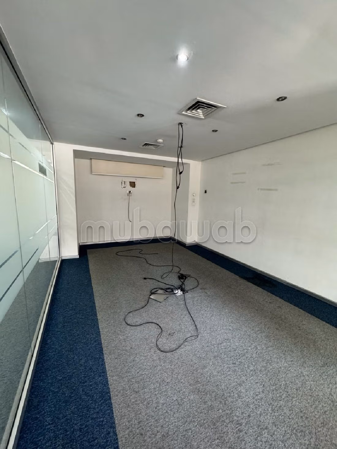 Te huur: kantoorruimte in Les Hôpitaux. Totale oppervlakte 300 m². Conciërge en airconditioning. 
