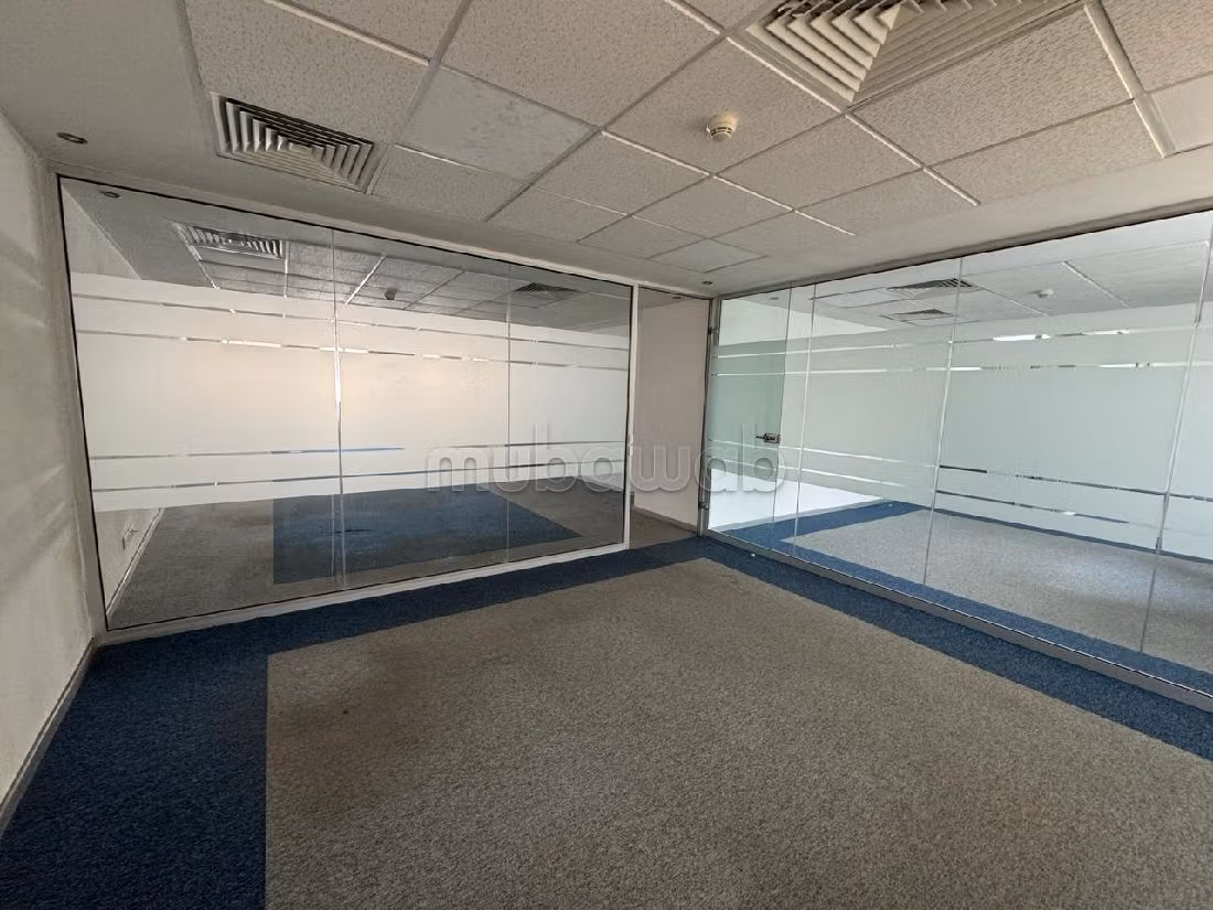 Te huur: kantoorruimte in Les Hôpitaux. Totale oppervlakte 300 m². Conciërge en airconditioning. 