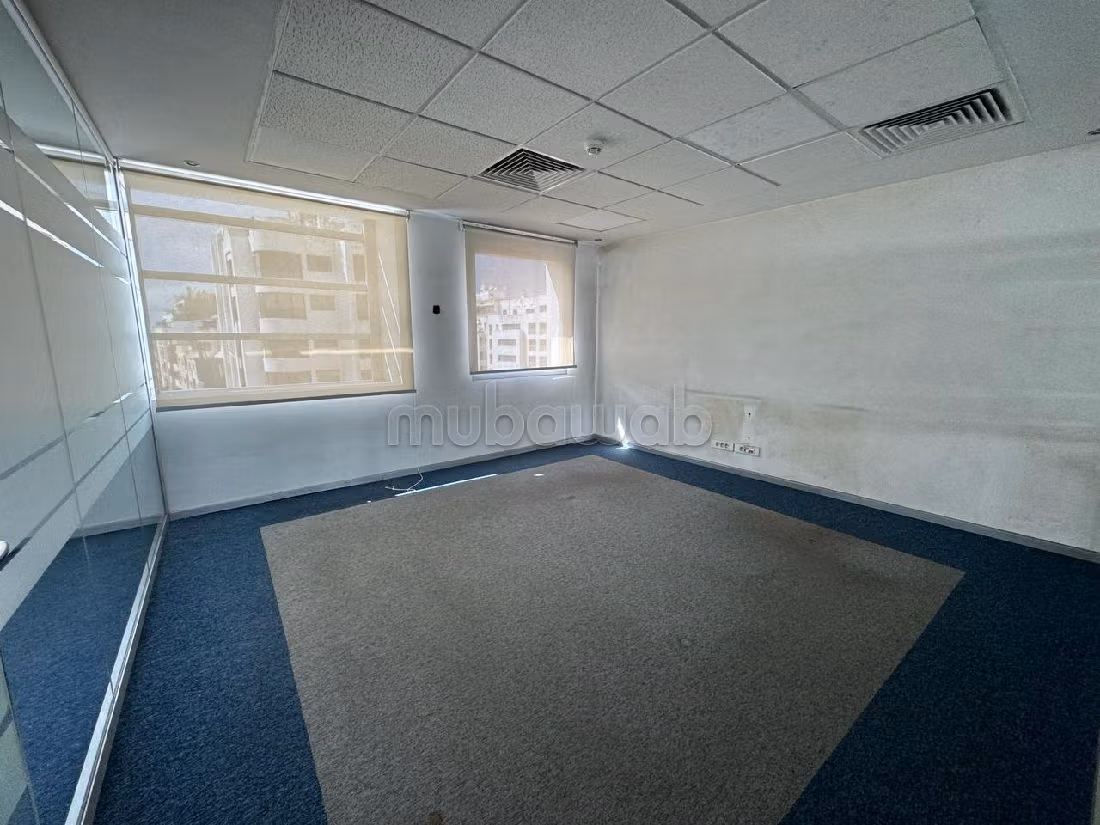 Te huur: kantoorruimte in Les Hôpitaux. Totale oppervlakte 300 m². Conciërge en airconditioning. 