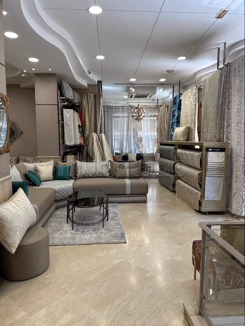 Oficinas y locales comerciales en alquiler en Derb Omar. Dimensión 305 m². Aire condicionado