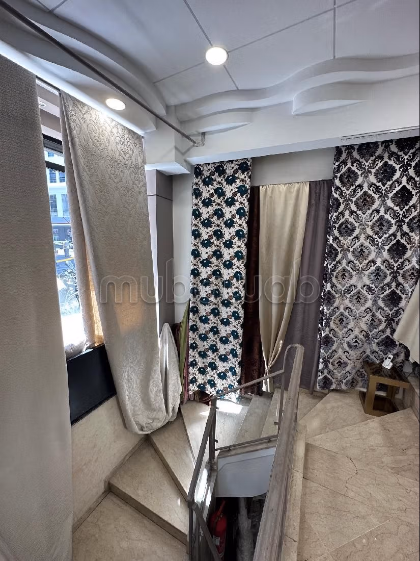 Oficinas y locales comerciales en alquiler en Derb Omar. Dimensión 305 m². Aire condicionado