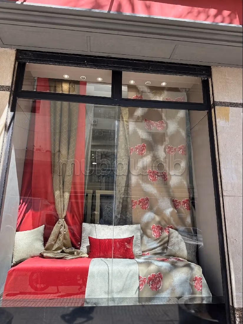 Oficinas y locales comerciales en alquiler en Derb Omar. Dimensión 305 m². Aire condicionado