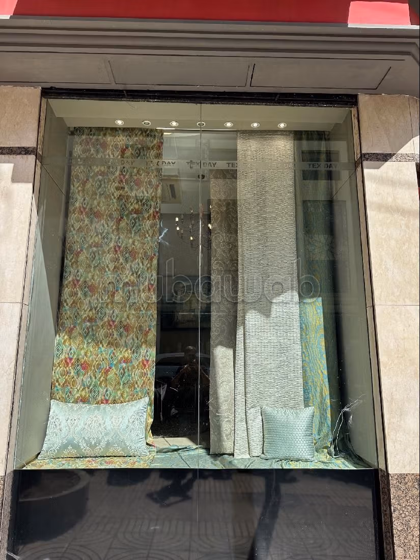 Oficinas y locales comerciales en alquiler en Derb Omar. Dimensión 305 m². Aire condicionado