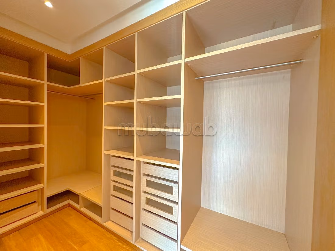 Apartment for rent in Ain Diab. 4 rooms. Carpark and terrace. 