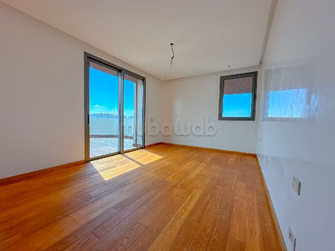 Apartment for rent in Ain Diab. 4 rooms. Carpark and terrace. 