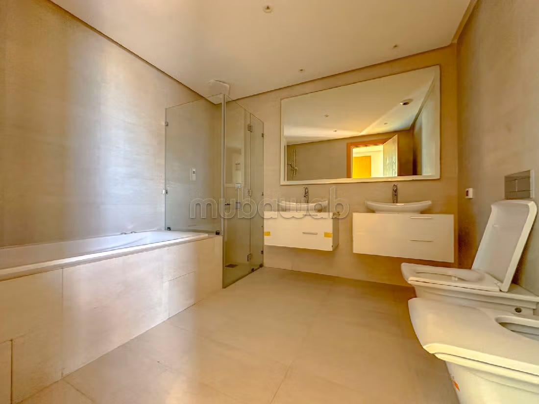 Apartment for rent in Ain Diab. 4 rooms. Carpark and terrace. 