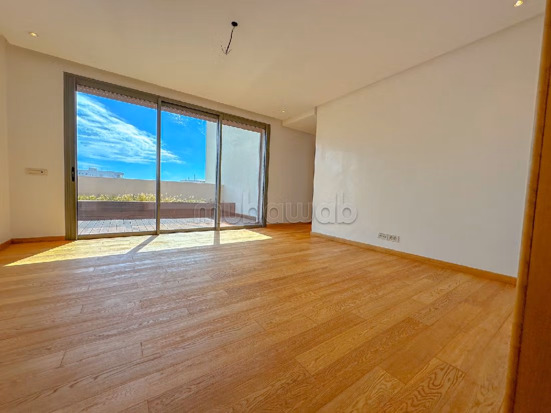 Apartment for rent in Ain Diab. 4 rooms. Carpark and terrace. 