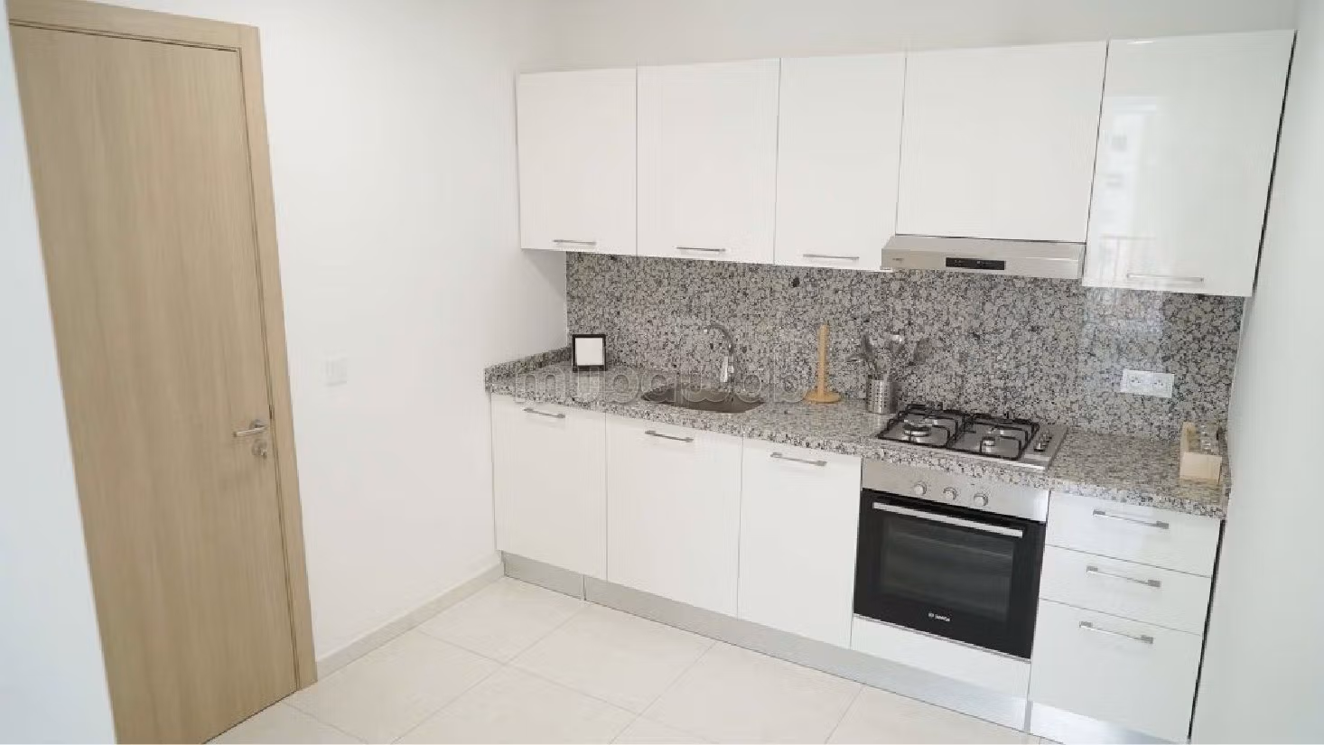 Apartment for sale in Tanja Balia. 3 lovely rooms. Quiet sorroundings with mountain view, reinforced door. 