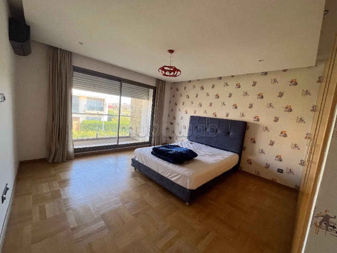 Lujosa villa en alquiler. 4 bonitas habitaciones. Servicio de conserjería y aire condicionado. 