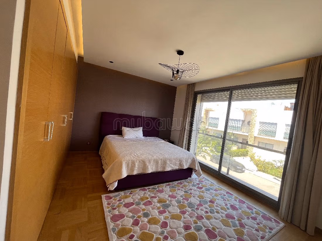 Lujosa villa en alquiler. 4 bonitas habitaciones. Servicio de conserjería y aire condicionado. 