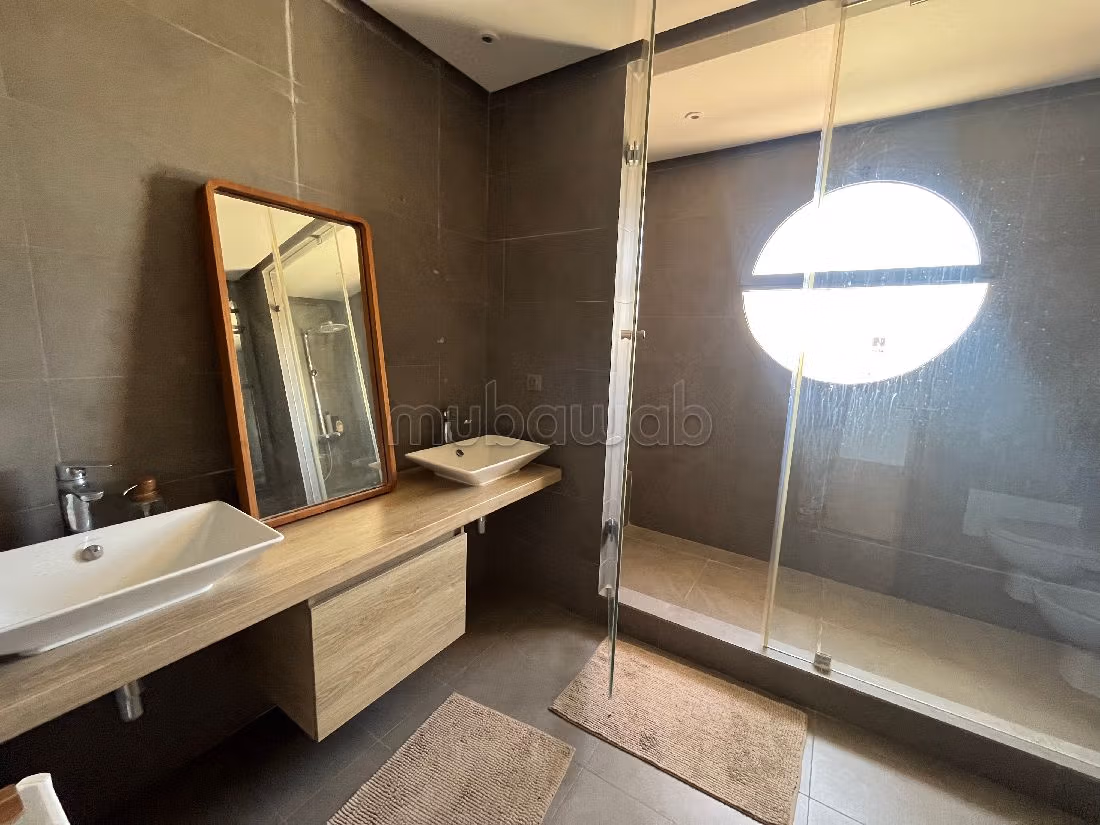 Lujosa villa en alquiler. 4 bonitas habitaciones. Servicio de conserjería y aire condicionado. 