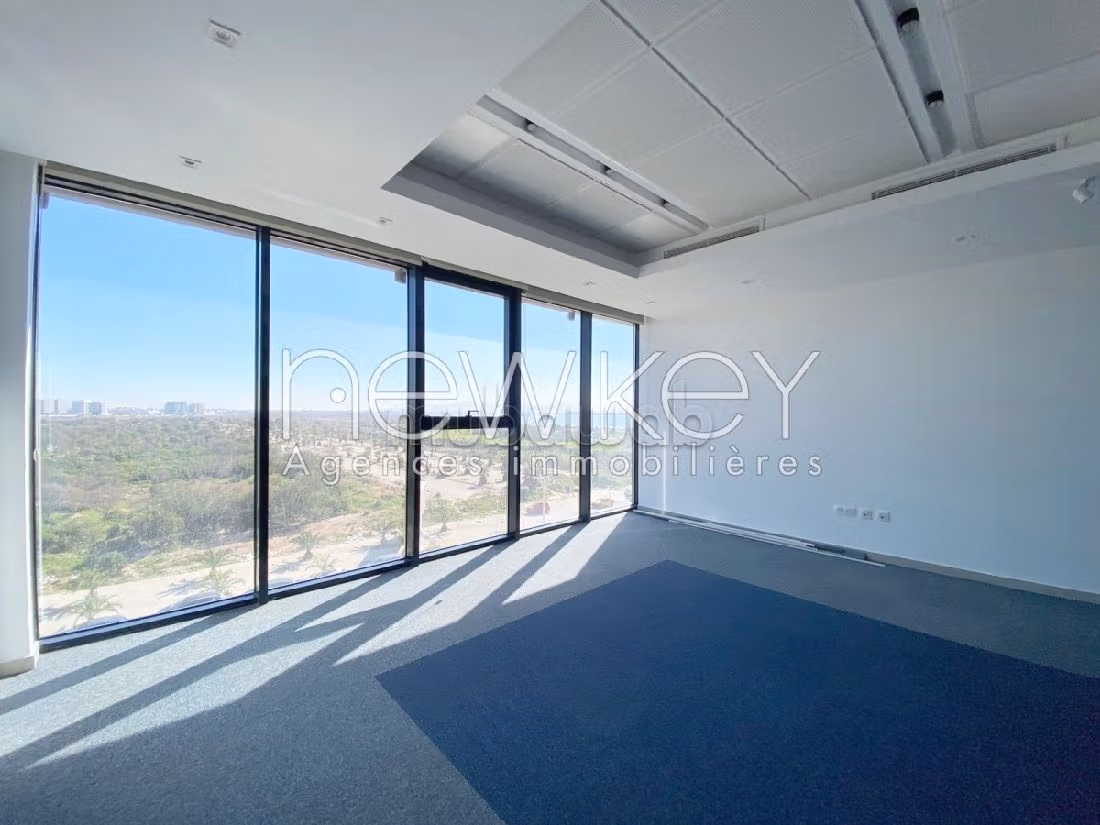 Ufficio da affittare a Les Berges Du Lac 2. Superficie 400 m². Protezione 24 ore su 24