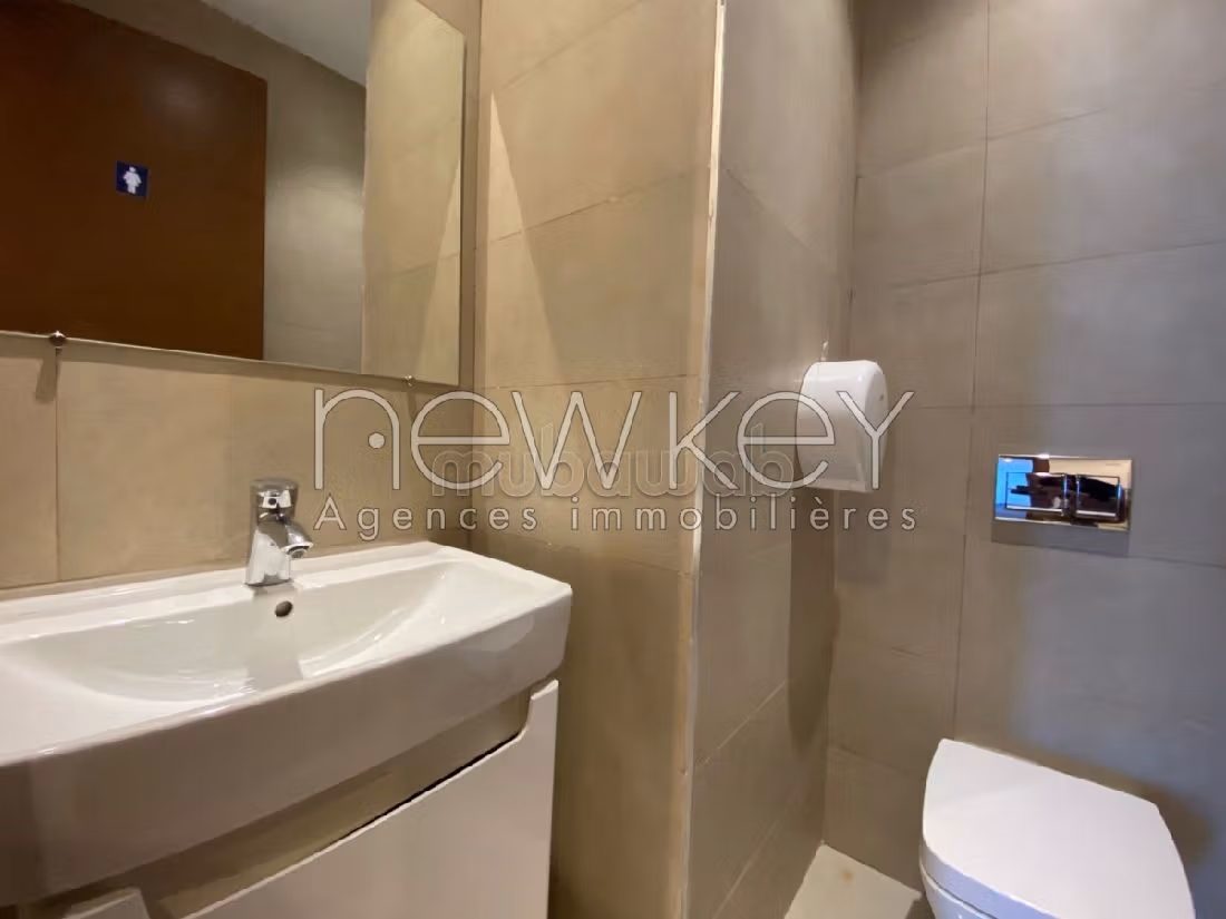 Ufficio da affittare a Les Berges Du Lac 2. Superficie 400 m². Protezione 24 ore su 24