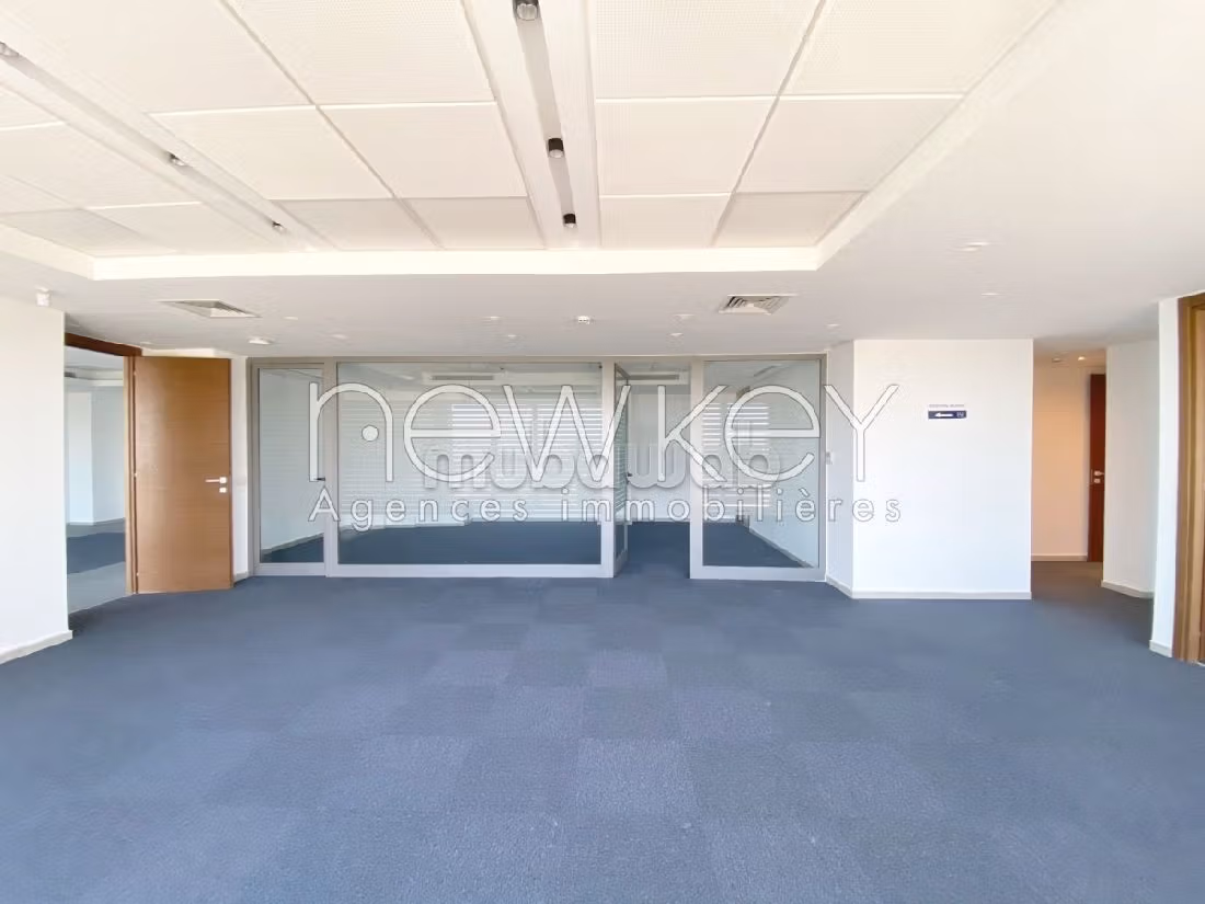 Ufficio da affittare a Les Berges Du Lac 2. Superficie 400 m². Protezione 24 ore su 24