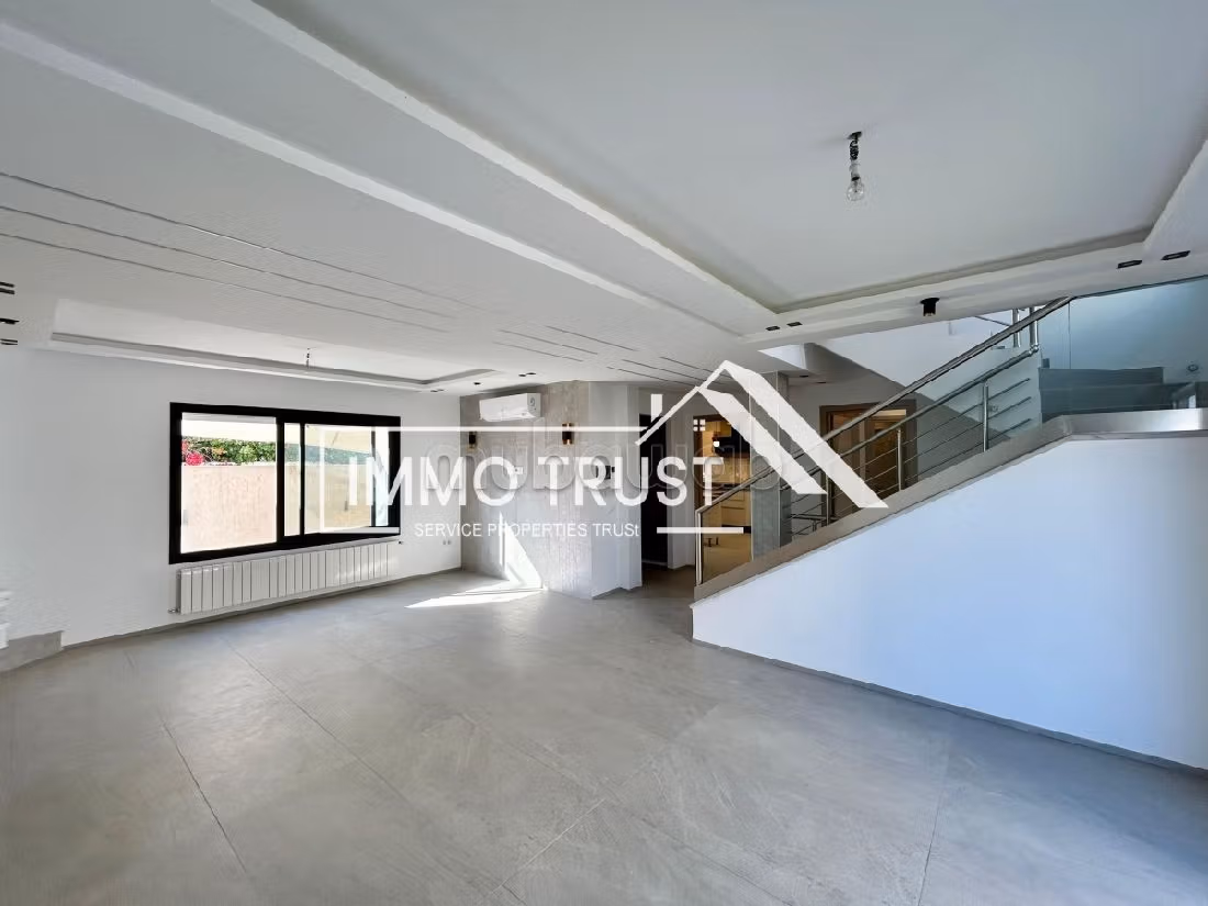 Villa S4 avec piscine jamais habité à La Soukra