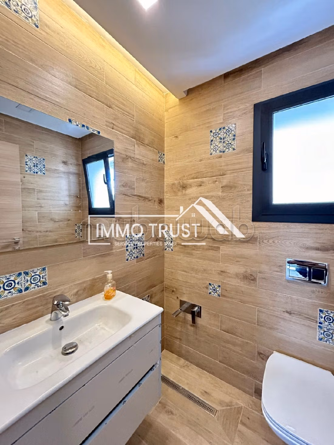 Villa S4 avec piscine jamais habité à La Soukra