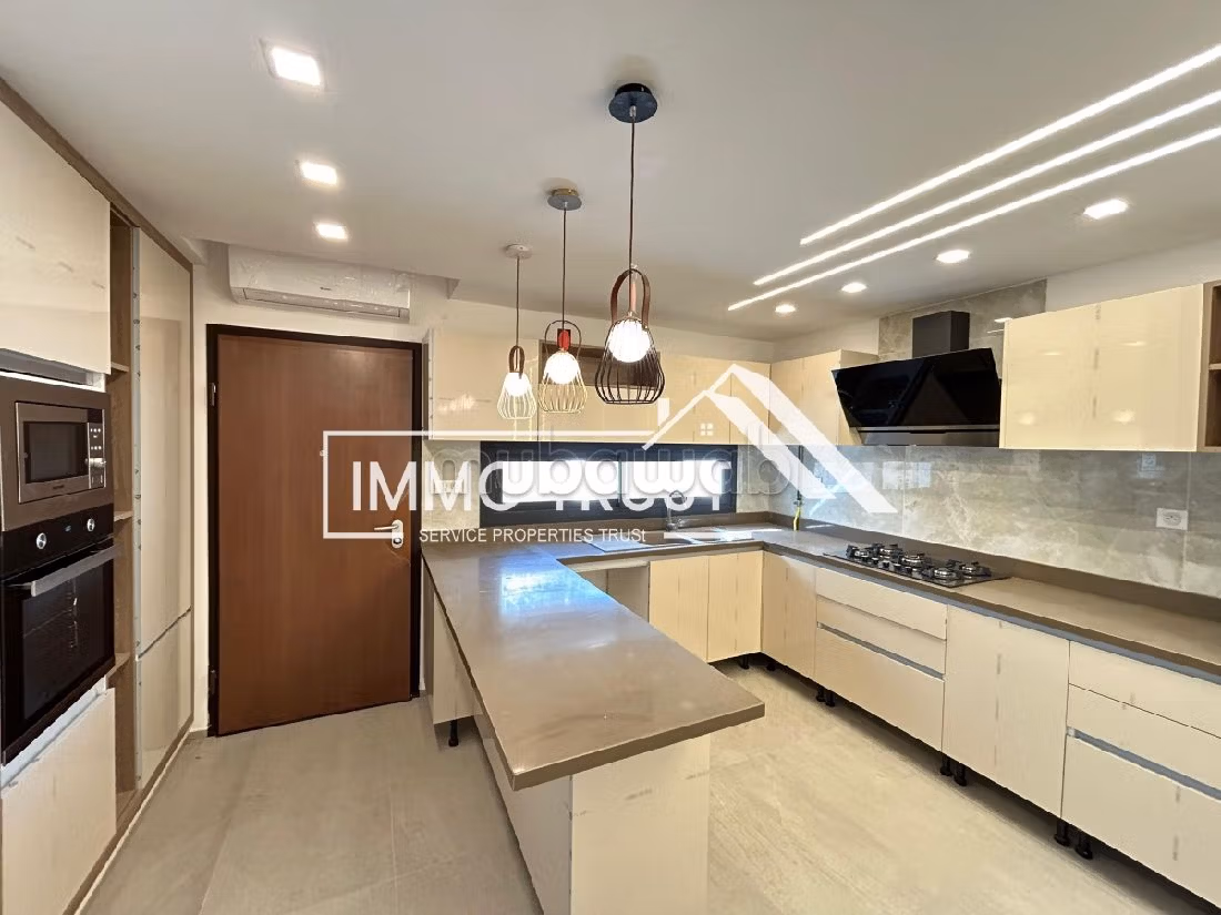 Villa S4 avec piscine jamais habité à La Soukra