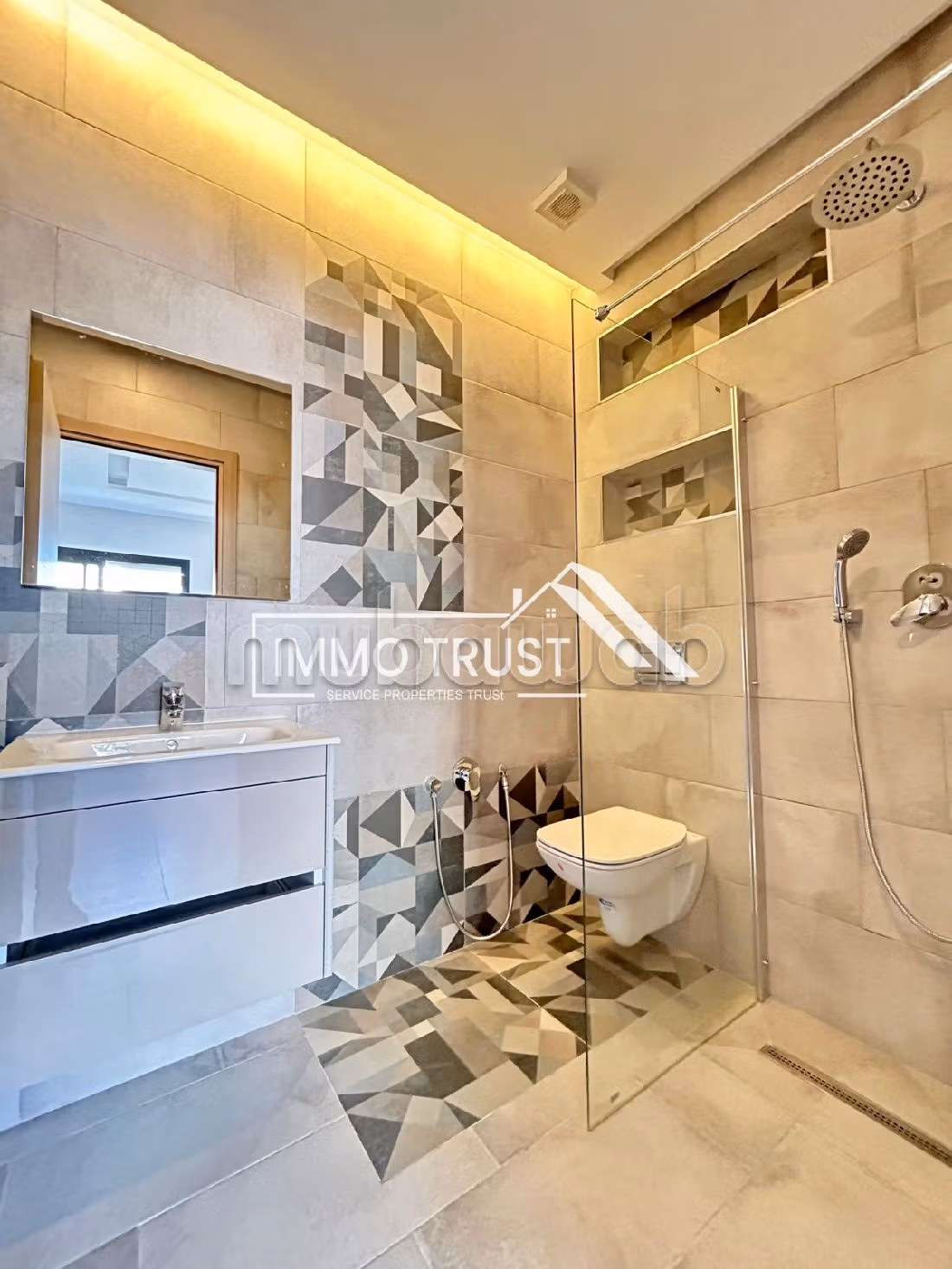 Villa S4 avec piscine jamais habité à La Soukra