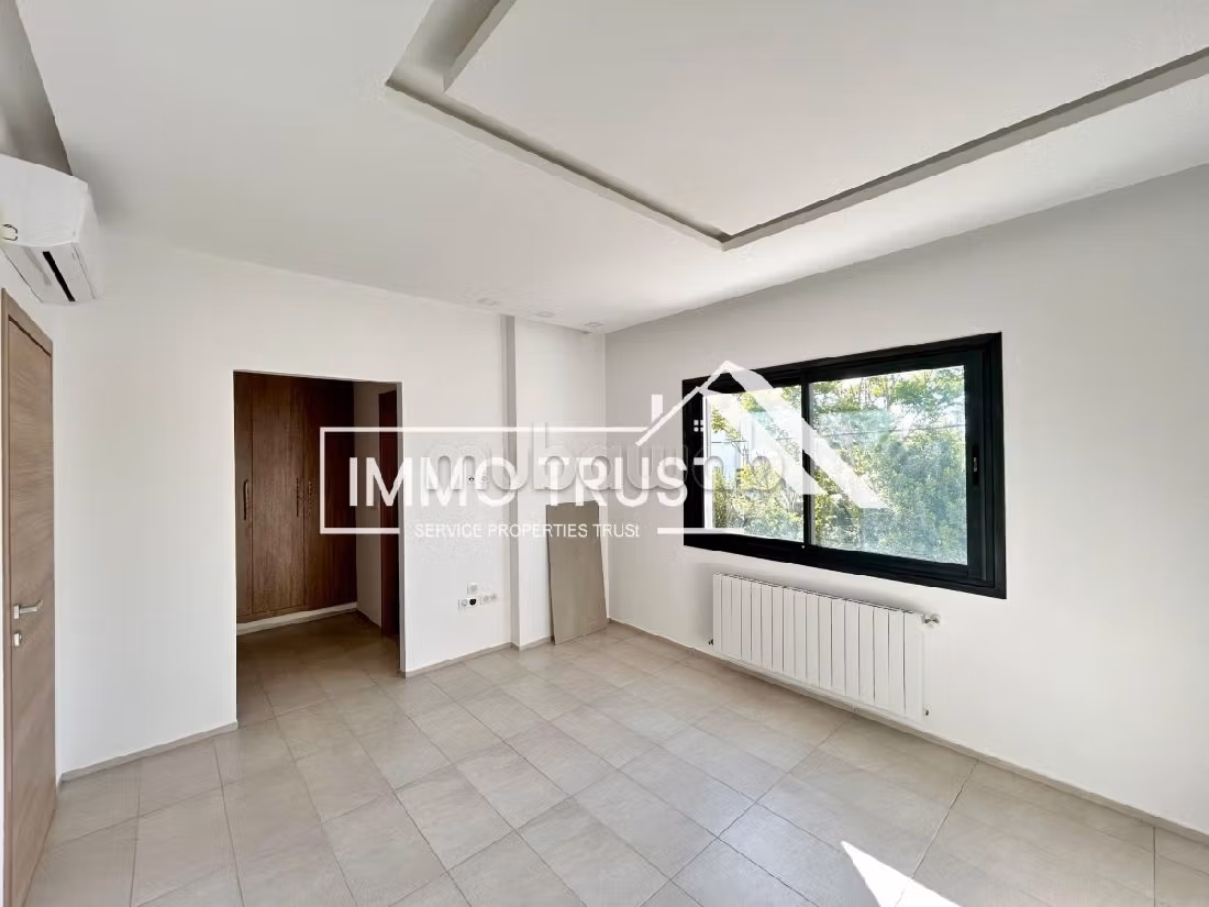 Villa S4 avec piscine jamais habité à La Soukra