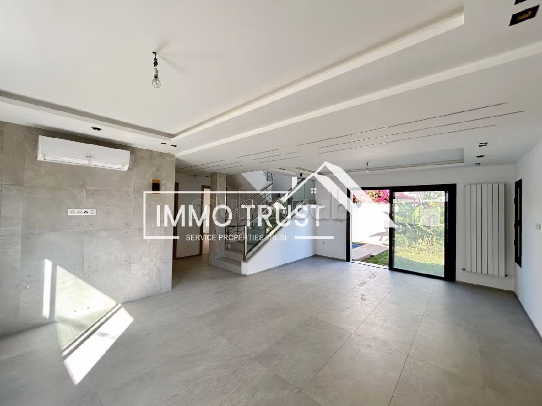 Villa S4 avec piscine jamais habité à La Soukra