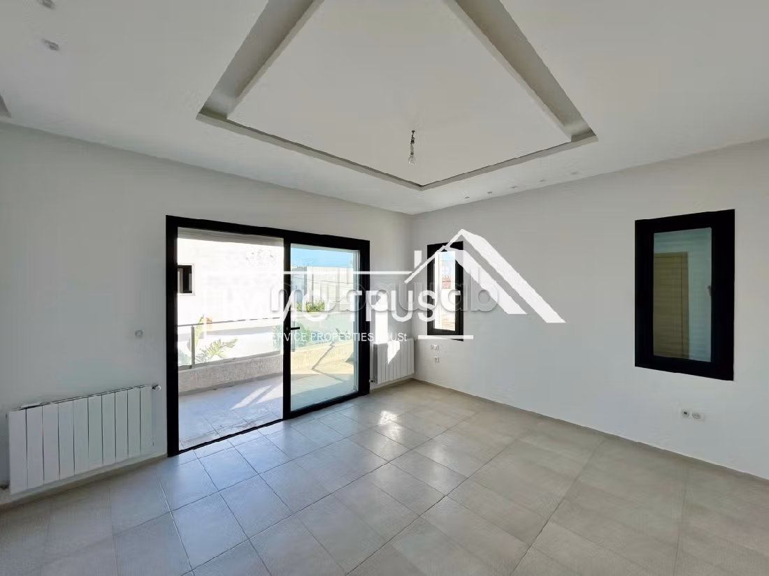 Villa S4 avec piscine jamais habité à La Soukra