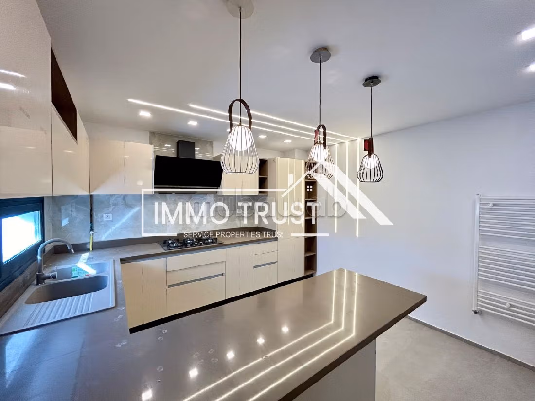 Villa S4 avec piscine jamais habité à La Soukra