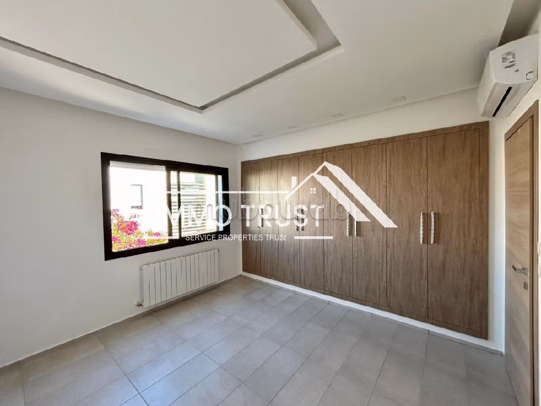 Villa S4 avec piscine jamais habité à La Soukra