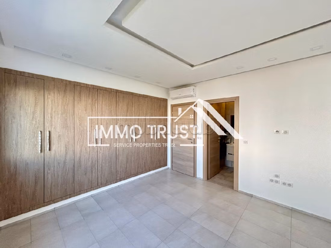 Villa S4 avec piscine jamais habité à La Soukra